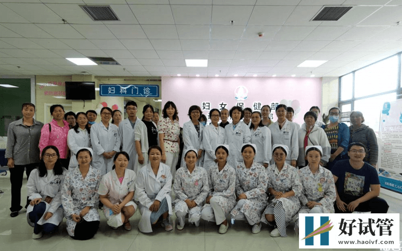 曲靖妇幼保健院试管婴儿指引,费用估算及成功率排名(图2) 曲靖市妇幼保健院医生和护士